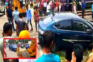 রেললাইনে দাঁড়িয়ে গাড়ি