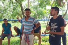 পুজোর আগে তাঁতের শাড়ির বিক্রি নেই! অবসাদে এ কী করলেন মহিলা তাঁতশিল্পী