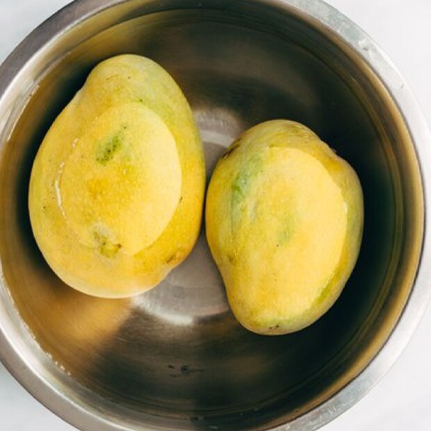 অন্যদিকে, কিছু লোক অ্যালার্জির সমস‍্যায় ভোগেন। তাঁদের অনেক সময় আম খাওয়ার পরে হজমের অস্বস্তি বা গ্যাস্ট্রোইনটেস্টাইনাল সমস্যা হতে পারে। সুতরাং, যদি আপনার সন্দেহ হয় যে আমে অ্যালার্জি আছে, তাহলে উপযুক্ত পরামর্শ নিন আম খাওয়ার আগে।