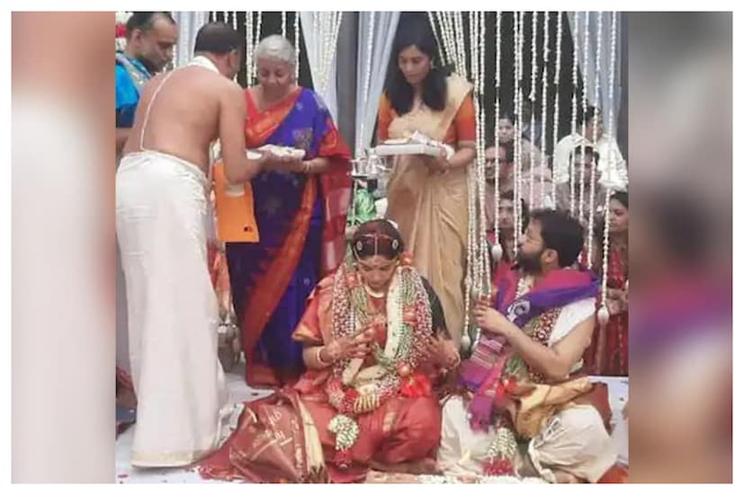 কনের মা নির্মলা সীতারামণ পরেছিলেন লাল পাড় রয়্যাল ব্লু রিগাল মোলাকালপুরু শাড়ি৷ কেন্দ্রীয় মন্ত্রী হওয়া সত্ত্বেও নির্মলা কন্যার বিবাহ অনুষ্ঠানে দেখা যায়নি কোনও হেভিওয়েট রাজনৈতিক নেতাকে৷