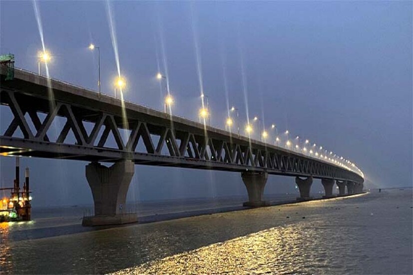সংবাদমাধ্যম সূত্রে আরও জানা গিয়েছে, বাংলাদেশে পদ্মা সেতু তৈরী হওয়াতে বিশেষ সুযোগ-সুবিধা পাওয়া যাচ্ছে। দেশের দক্ষিণ এবং দক্ষিণ পশ্চিমাঞ্চলের বাসিন্দাদের যাতায়াত সহজ করে দিয়েছে। 