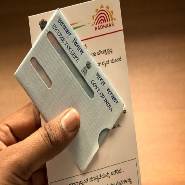 প্যান, আধার লিঙ্ক করার পদ্ধতি: https://www.incometax.gov.in/iec/foportal-এ যেতে হবে।  লগ ইন করতে হবে।  ড্যাশবোর্ডে ‘লিঙ্ক আধার টু প্যান’ অপশন থেকে ‘লিঙ্ক আধার’-এ ক্লিক করতে হবে।  প্যান এবং আধার নম্বর লিখতে হবে।