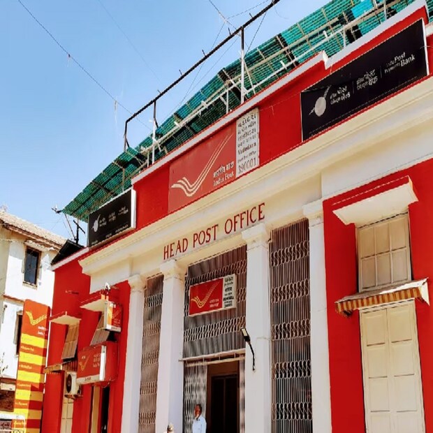 পোস্ট অফিস এই ক্ষুদ্র সঞ্চয় প্রকল্পগুলির নাম দিয়েছে ‘জন সুরক্ষা যোজনা’। এই ‘জন সুরক্ষা যোজনা’ প্রকল্পে মোট তিনটি স্কিম অন্তর্ভুক্ত রয়েছে। সেগুলি হল – প্রধানমন্ত্রী সুরক্ষা বিমা যোজনা, প্রধানমন্ত্রী জীবন জ্যোতি বিমা যোজনা এবং অটল পেনশন যোজনা।