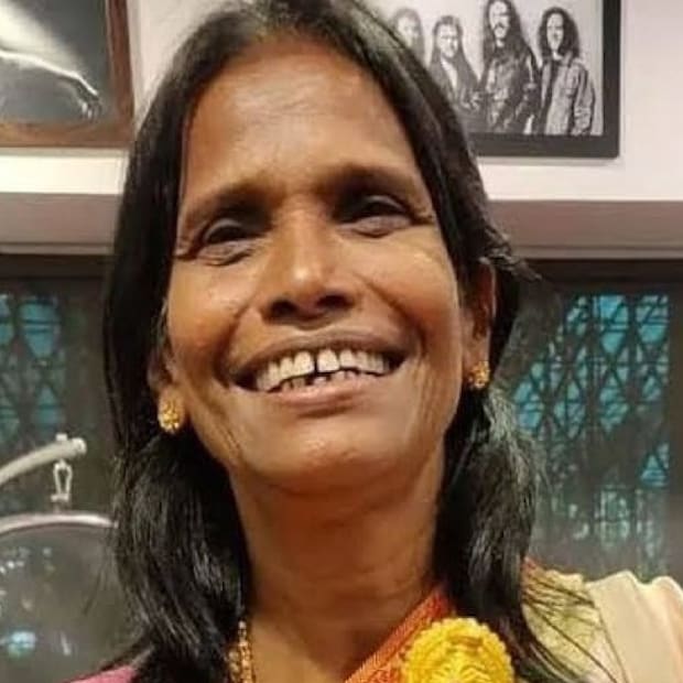 রাণাঘাট স্টেশনে লতা মঙ্গেশকরের গান গাইতেন রাণু। জীবিকা নির্বাহ হত সেটা করেই। হঠাৎ একদিন ভাগ্যের ভোলবদল। রাণুর কন্ঠ শুনল সারা দেশ। 