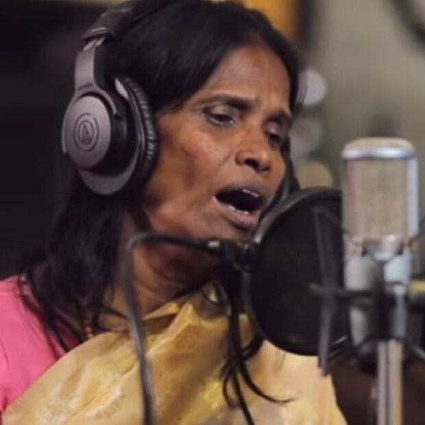 মাঝেমধ্যেই রাণু মণ্ডলকে এখন সোশ্যাল মিডিয়ায় দেখা যায়। রাণু মণ্ডলকে অদ্ভুত সাজে রিল করতে দেখা যায়। কখনও অদ্ভুত মেক-আপ। কখনও আবার কনের বেশে। 