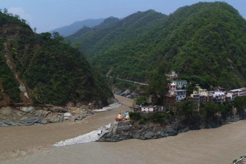 রুদ্রপ্রয়াগ জেলায় ভূমিধস ধ্বংসস্তূপে গাড়ি উল্টে গিয়ে মৃত্যু হয় ৫০ বছর বয়সি এক ব্যক্তির। মৃতের নাম, অনিল বিশত। আরও দুটি গাড়িও ক্ষতিগ্রস্ত হয়েছে বলে ওই জানা গিয়েছে।