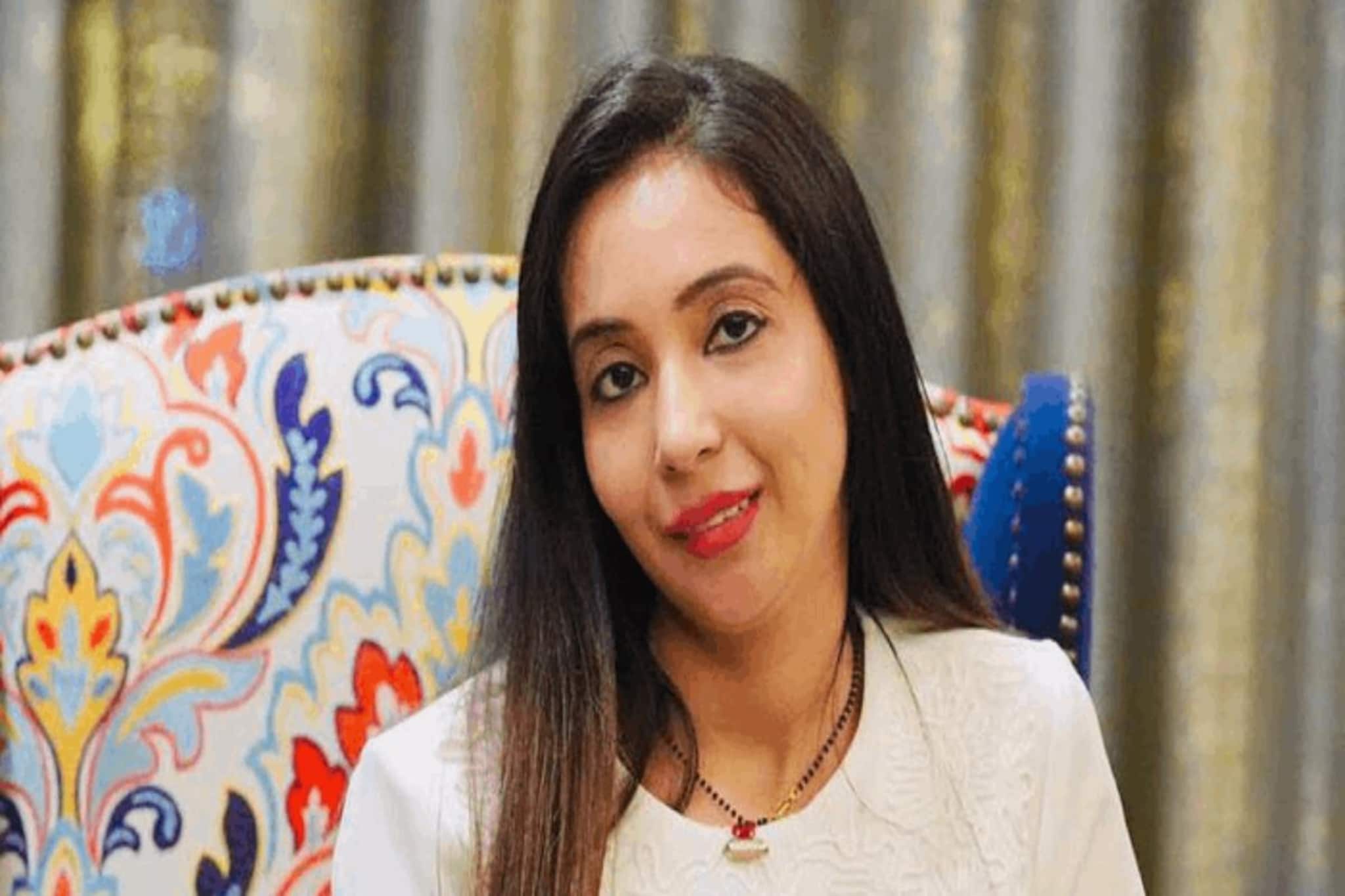 ৩ ঘণ্টা ২০ মিনিট! গাড়ির কাচের ওপারে 'জোড়হাত'... সিজিও ছাড়লেন অভিষেক-পত্নী রুজিরা