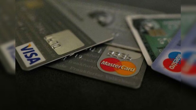 RuPay Card ব্যাঙ্কের জন্য লাভজনক:  Visa Card ডেবিট কার্ড বা MasterCard-এর মতো বিদেশি পেমেন্ট নেটওয়ার্কগুলিতে যোগদানের জন্য ব্যাঙ্কগুলিকে ত্রৈমাসিক ফি দিতে হয়। যদিও RuPay কার্ডে এই ধরনের কোনও ফি নেই।