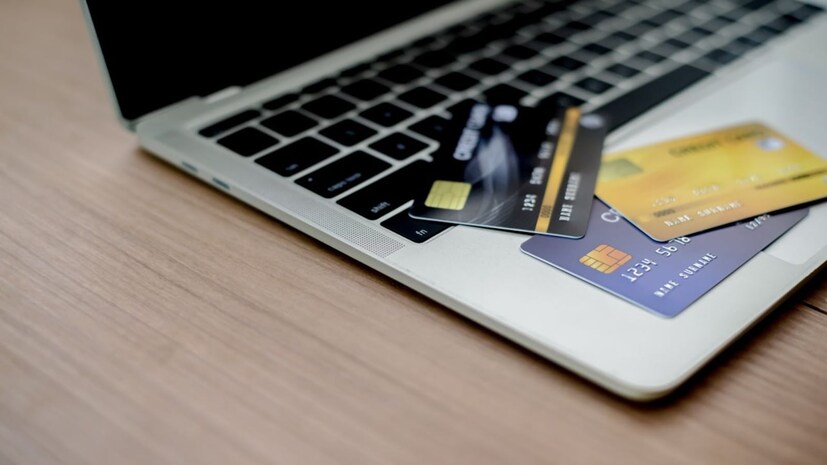 তিনটি কার্ডের মধ্যে পার্থক্য:  RuPay Card ভারতের ঘরোয়া কার্ড। অর্থাৎ শুধুমাত্র দেশের মধ্যে লেনদেন করার জন্য এই কার্ড ব্যবহার করা যায়। অন্যদিকে Visa Card এবং MasterCard আন্তর্জাতিক কার্ড। এই তিনটি কার্ডের প্রধান পার্থক্য হল অপারেশনাল খরচ।
