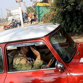 মেজাজটাই আসল রাজা...! ৬৪ বছরের পুরনো গাড়িতে রাস্তায় ধোনি, হা করে দেখল সবাই