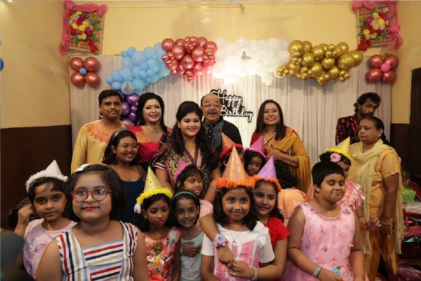 *ছবি পোস্ট করে এ দিন ক্যাপশনে বৈশাখী বন্দ্যোপাধ্যায় লেখেন, &quot;আমার ছোট্ট জুহুর জন্মদিনে&quot;। অনুষ্ঠানে সকলের সঙ্গে ছবি তুলে শেয়ার করেছেন সোশ্যাল মিডিয়ায়। ছবিঃ ফেসবুক। 