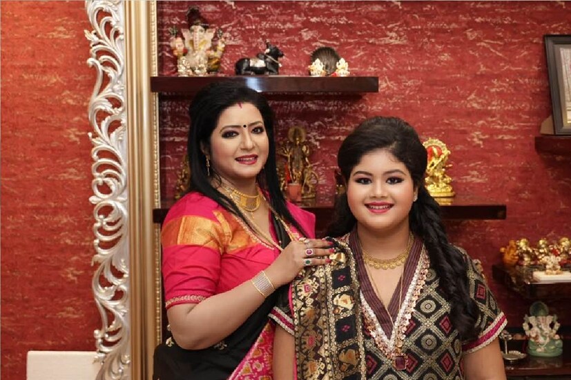 *মায়ের সঙ্গে পোজ দিয়েছে মহুলও। ছবিঃ ফেসবুক। 