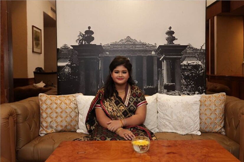 *শোভন চট্টোপাধ্যায় এবং বৈশাখী বন্দ্যোপাধ্যায়ের সঙ্গে রং মিলিয়ে দারুণ জমকালো ড্রেস পরেছিল ছোট্ট মহুল। ছবিঃ ফেসবুক। 