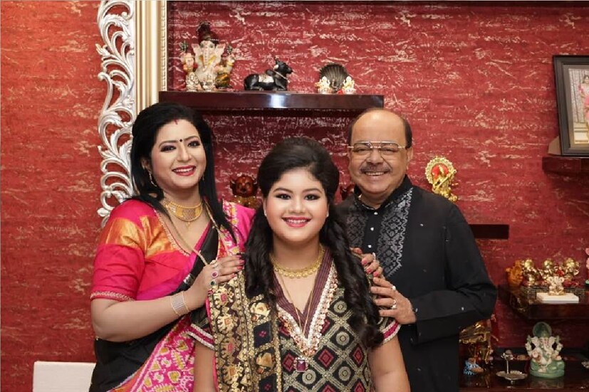*অন্যান্য দিনের মতো এ দিনও রং মিলিয়ে পোশাক পরেছিলেন দু'জনে। কালো শাড়ির সঙ্গে মিলিয়ে জমকালো কালো পাঞ্জাবিতে সেজেছিলেন শোভন চট্টোপাধ্যায়। ছবিঃ ফেসবুক। 