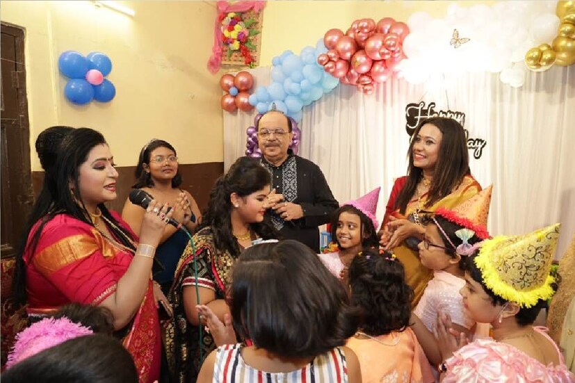 *অনুষ্ঠানে খোশ মেজাজে ছিলেন জুটি। মাউথ স্পিকার হাতে দেখা গিয়েছে দু'জনকে। সকলের মধ্যমণি হয়েছিলেন দু'জনে। ছবিঃ ফেসবুক। 