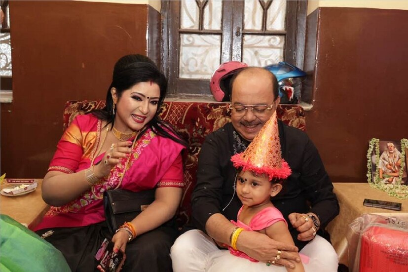 *কিন্তু কী অনুষ্ঠানে যোগ দিয়েছিলেন শোভন চট্টোপাধ্যায়, বৈশাখী বন্দ্যোপাধ্যায় এবং মহুল? ছবি দেখে স্পষ্ট একজনের জন্মদিনের অনুষ্ঠানে যোগ দিয়েছিলেন তাঁরা। ছবিঃ ফেসবুক। 