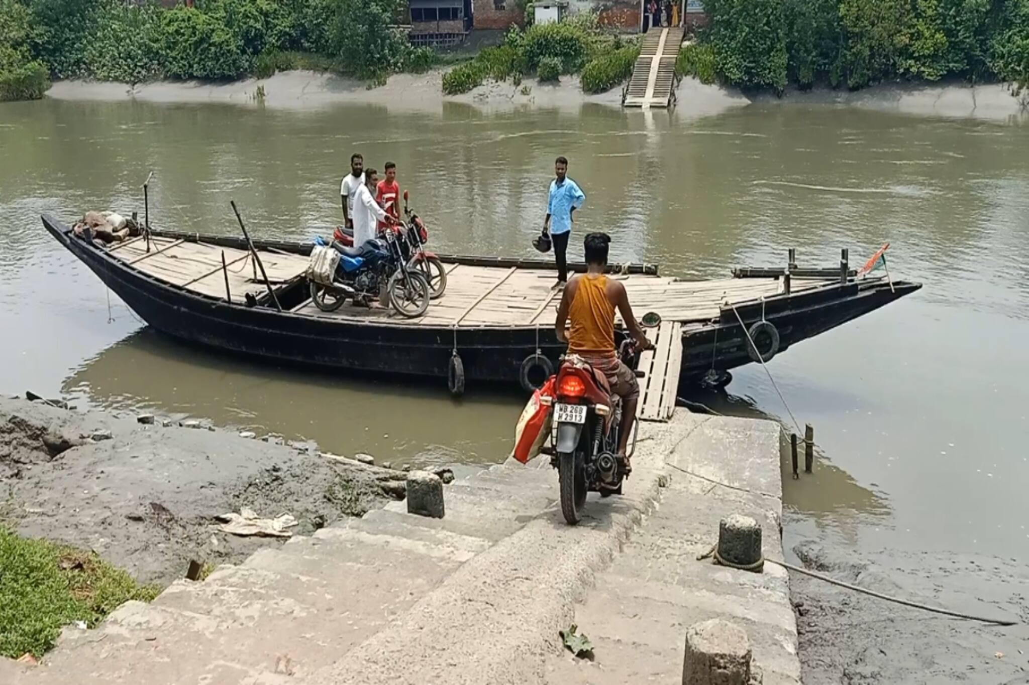 সুন্দরবনে ফেরিঘাটে মাঝি মোল্লাদের স্টান্ট