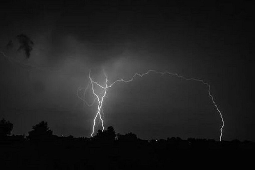 West Bengal Weather Alert: উত্তর ও দক্ষিণবঙ্গে সোমবার থেকে আবহাওয়ায় বড়সড় রদবদল৷ একদিকে দক্ষিণবঙ্গে যেমন তাপপ্রবাহ চলবে ঠিক তেমনিই দিনের বিভিন্ন সময়ে বজ্রবিদ্যুৎ সহ বৃষ্টির সম্ভাবনাও উজ্জ্বল৷