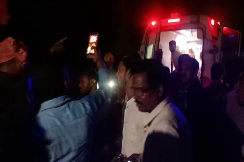 সূচিভেদ্য অন্ধকারে হাতে টর্চ নিয়ে ঝাঁপিয়ে পড়েন স্থানীয় বাসিন্দারা ৷ 