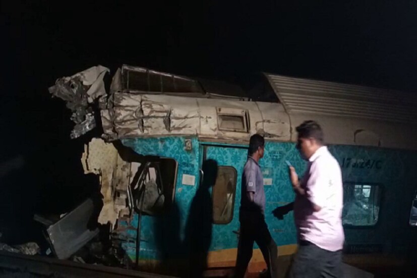 কামরার ভিতরে অনেকেরই চিৎকার শুনতে পাওয়া যাচ্ছে ৷ এমনই স্থানীয়দের কথায় জানতে পারা গিয়েছে ৷ 