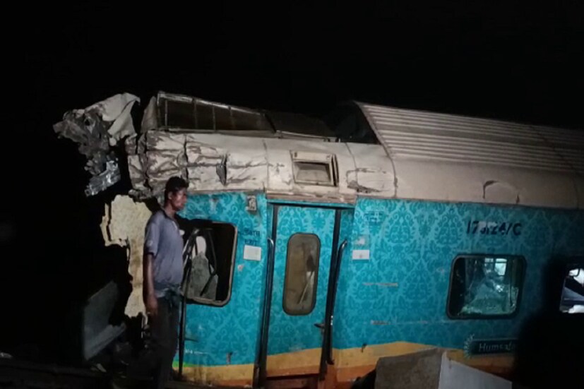 আসে অ্যাম্বুল্যান্স, গ্যাস কাটার দিয়ে রেলের কামরা কেটে বের করা হয় ৷