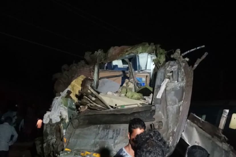 কোথাও ঘুটঘুটে অন্ধকার, কোথাও বা লাইন গিয়েছে উপড়ে, মালগাড়ির উপরে উঠে গিয়েছে করমণ্ডল এক্সপ্রেসের কামরা ৷ 
