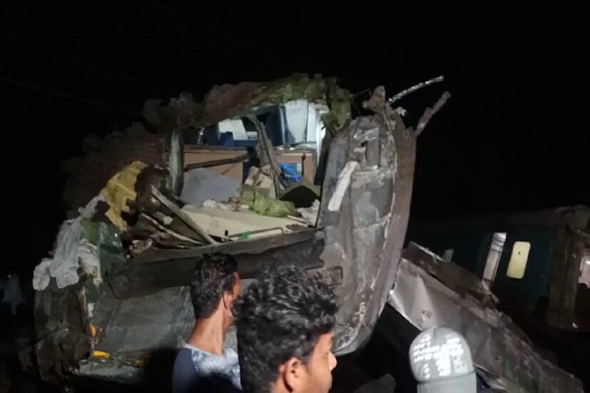 ভিতর থেকে চিৎকার! চারিদিকে ঘুটঘুটে অন্ধকার, পাল্টি খেয়ে একাধিক কামরা, শুক্রবার রাতে ভয়ঙ্কর ঘটনা ৷