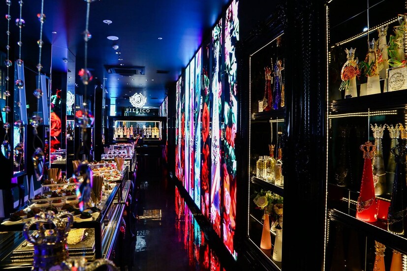 বোতলের ঢাকনাটি হিরে দিয়ে জড়ানো এবং সোনার একটি পাতলা স্তর দিয়ে সেটি মোড়ানো থাকে৷