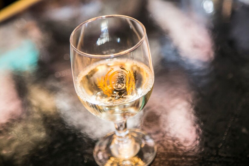 তাহলে এই মিনারেল ওয়াটারে কি এমন হল যে এর দাম ১ লক্ষ টাকারও বেশি? আসলে, এই জলের বিশেষত্ব এটিকে এত ব্যয়বহুল করে তোলে। তথ্য অনুযায়ী, ফিলিকো জুয়েলারি জাপানের ওসাকার কাছে রোকো মাউন্টেনের ঝর্ণা থেকে জল নিয়ে এসে বোতলবন্দি করা হয়৷