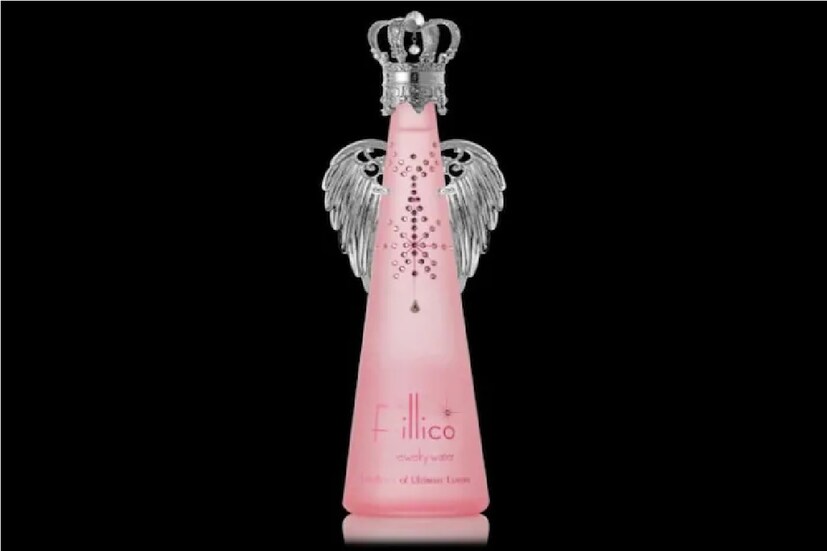 আমরা জাপানের মিনারেল ওয়াটার ব্র্যান্ড ফেলিকো জুয়েলারির কথা বলছি যার একটি জলের বোতলের দাম ১.১৫ লক্ষ টাকা। সাধারণ মধ্যবিত্তের এক মাসের মাইনে পুরো দিয়ে দিলেও একটি জলের বোতল আর কেনা হবে না!