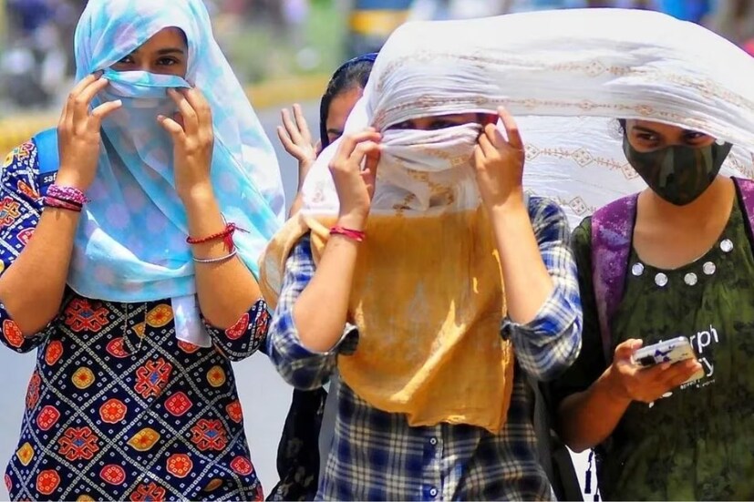 কলকাতা সহ উপকূলের জেলাগুলিতে আর্দ্রতাজনিত অস্বস্তি থাকবে। পশ্চিমের জেলাতে কিছুটা শুষ্ক আবহাওয়া এবং লু-এর মতো পরিস্থিতি থাকবে। সর্বোচ্চ তাপমাত্রার সঙ্গে সঙ্গে সর্বনিম্ন তাপমাত্রাও বাড়বে। তাই শুধুমাত্র দিনের বেলা নয় রাতের বেলা ঘুমোতে যাওয়ার সময় এবং ঘুম থেকে উঠে ভোরবেলাতেও অস্বস্তিকর আবহাওয়া থাকবে।