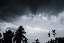 কিছুক্ষণের মধ্যেই প্রবল বৃষ্টিতে ভিজবে ৪ জেলা! আপনার জেলায় কী হবে? জানুন