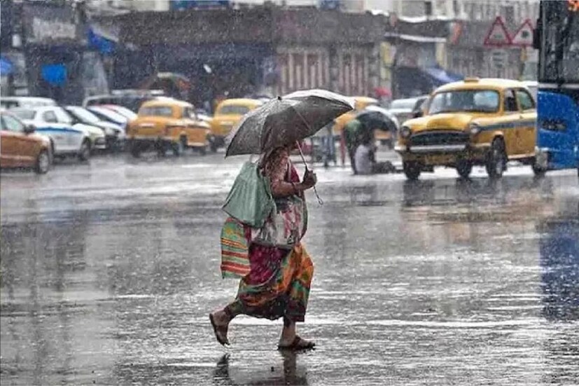 পুরুলিয়া জেলাতে বিগত দিনের তুলনায় কিছুটা হলেও কমেছে তাপমাত্রার পার। বেশ কিছু জায়গায় বিক্ষিপ্তভাবে হালকা বৃষ্টি হতে দেখা যাচ্ছে। ‌ বৃহস্পতিবার বিকাল দিকেও পুরুলিয়া শহরে অনেক জায়গাতেই বৃষ্টি হতে দেখা যায়। ইতিমধ্যেই রাজ্যে প্রবেশ করেছে বর্ষার। ‌ যার ফলে তাপমাত্রার পারদ বেশ খানিকটা কম হয়েছে। (প্রতিবেদক: শমিষ্ঠা ব্যানার্জি)