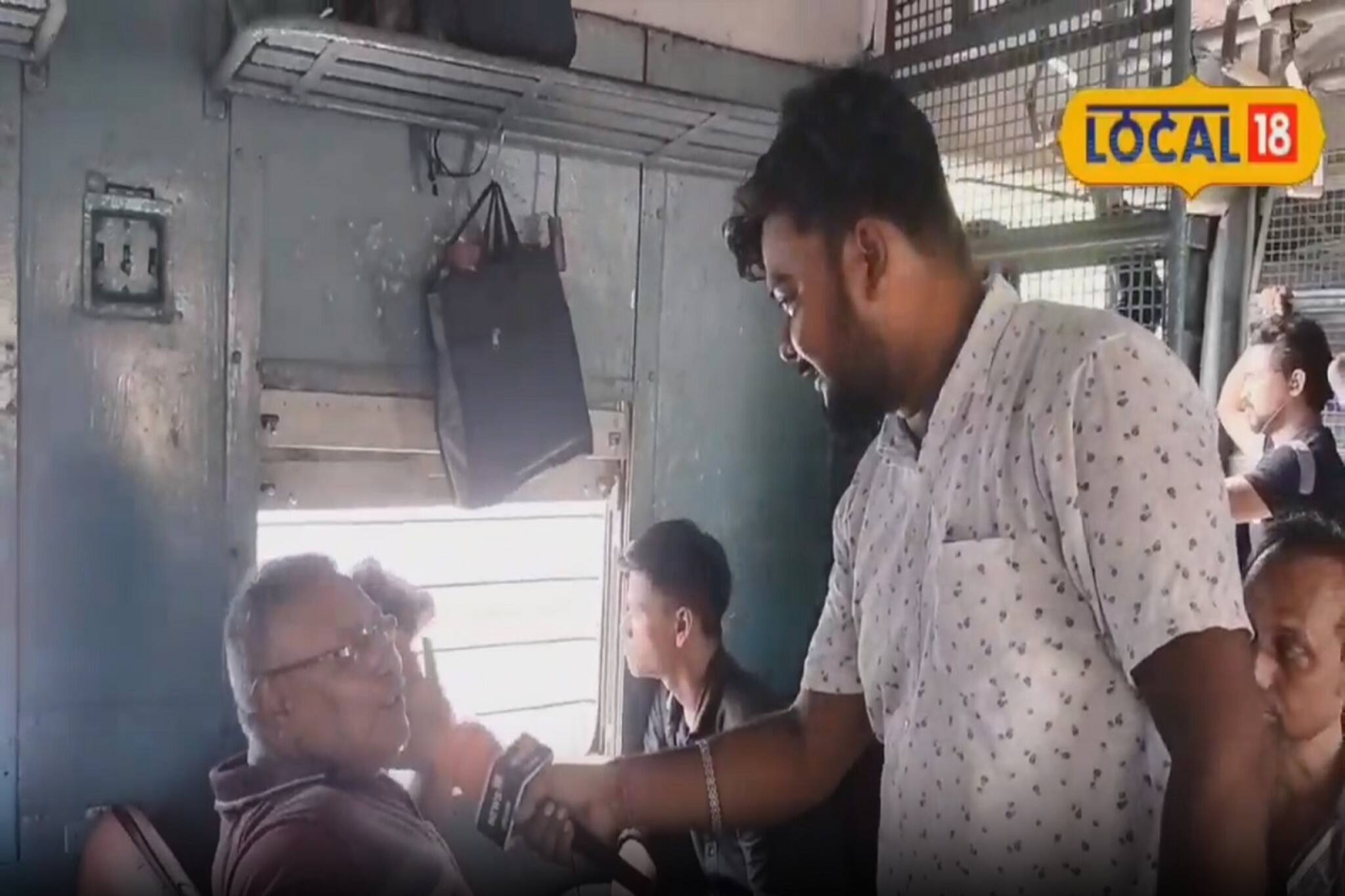 পঞ্চায়েত নিয়ে লোকাল ট্রেনের বিতর্ক সভার রায় কী? কান পেতে আমরা যা শুনলাম...