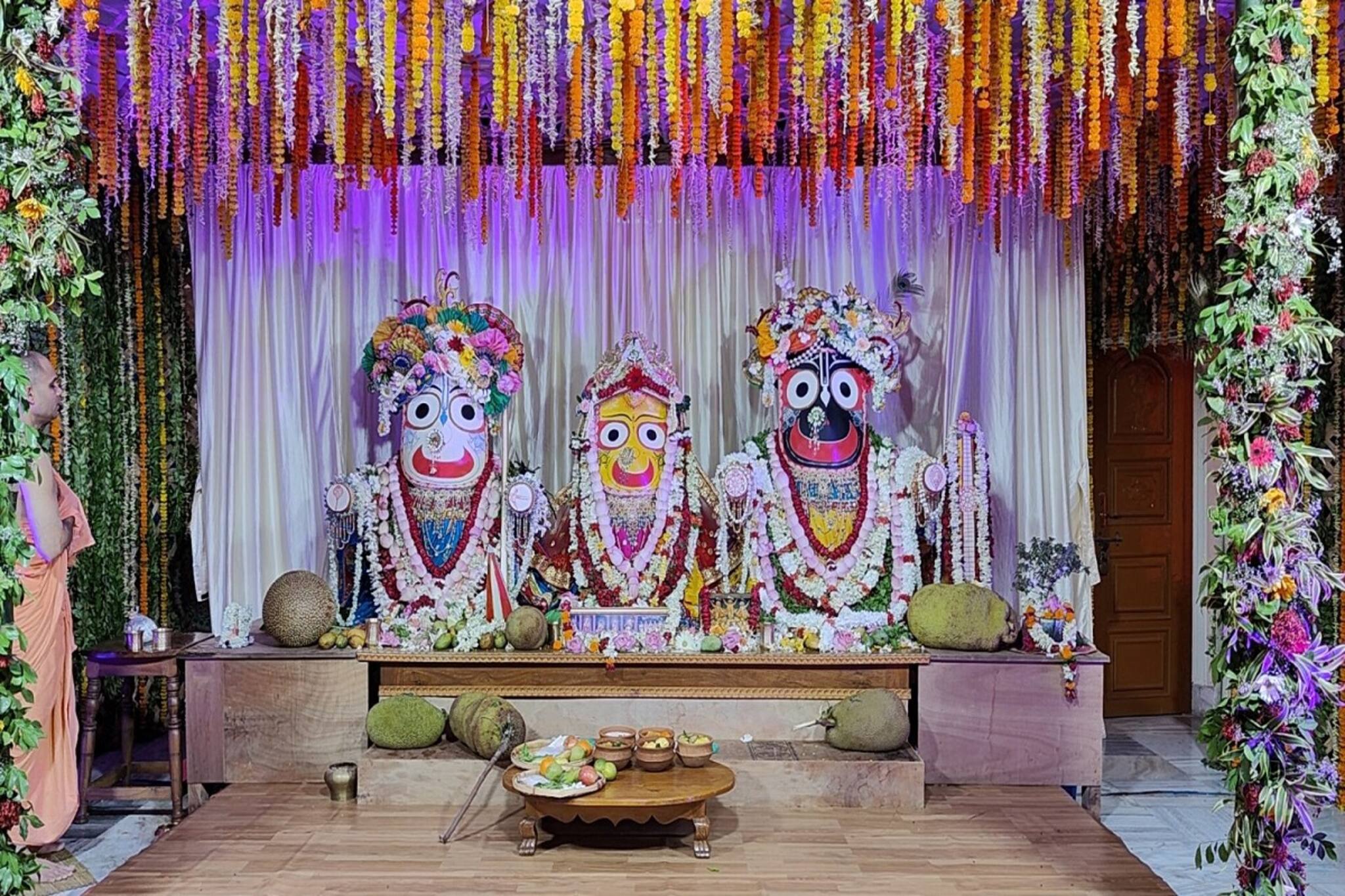 পিৎজা-পাস্তা দিয়ে লাঞ্চ সারছেন প্রভু জগন্নাথ!