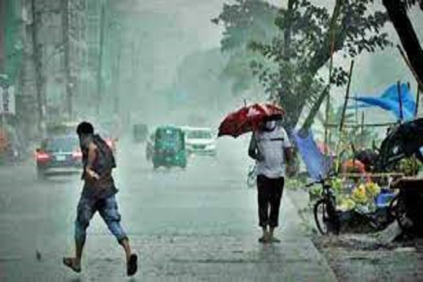 দক্ষিণবঙ্গে আজও ভারী বৃষ্টির সম্ভাবনা বিক্ষিপ্ত ভাবে দু’তিন জেলায়। হালকা মাঝারি বৃষ্টি চলবে সব জেলাতেই। বজ্রবিদ্যুৎ-সহ বৃষ্টির সতর্কতা দক্ষিণবঙ্গের জেলাগুলিতে। তাপমাত্রা বাড়তে শুরু করবে আজ থেকে। বাতাসে জলীয় বাষ্প বেশি থাকায় বাড়বে আর্দ্রতাজনিত অস্বস্তি।