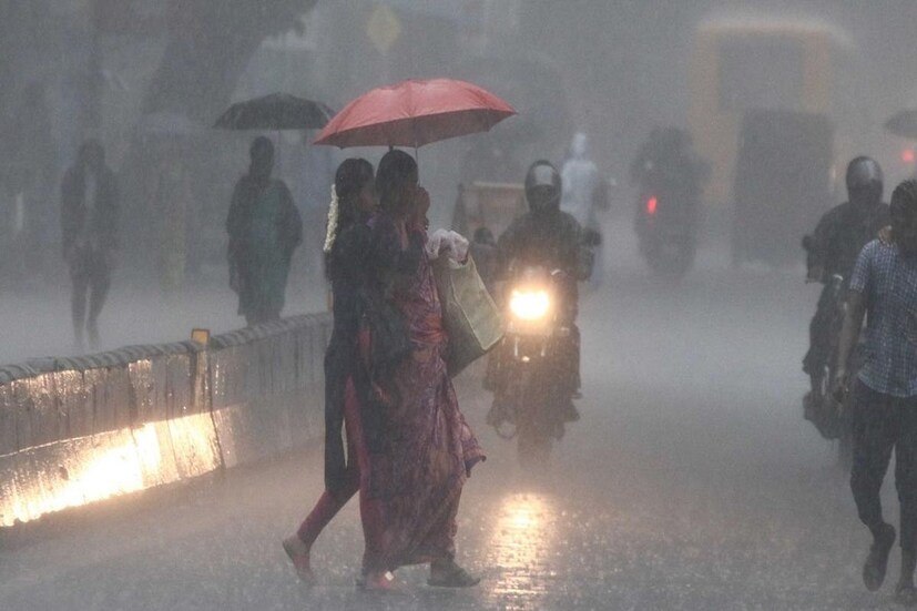 দক্ষিণবঙ্গে বর্ষা প্রবেশ করলেই আপাতত ভ্যাপসা গরম, দগদগে ঘাম, আর্দ্রতাজনিত অস্বস্তি, বাতাসের আপেক্ষিত আর্দ্রতার পরিমাণ স্বাভাবিকের থেকে অনেকটাই বেশি ৷ প্রতীকী ছবি ৷