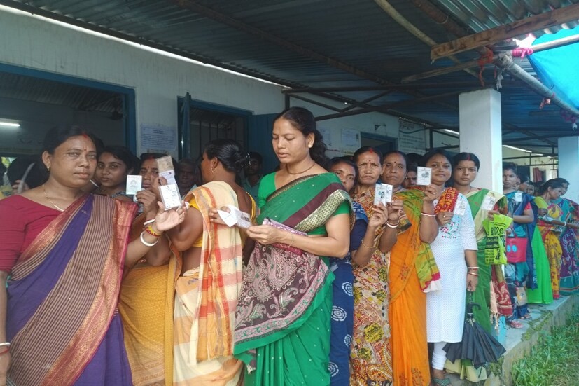 পঞ্চায়েত ভোট ঘোষণার পর থেকেই রাজনৈতিক সংঘর্ষে উত্তপ্ত কোচবিহারের দিনহাটা। ভোটের দিনও সেখানে থামল না হিংসা, ঝড়েছে রক্ত। কিন্তু সেই দিনহাটা থেকেই এবার উঠে এল ব্যতিক্রমী ছবি