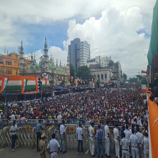 জননেত্রীকে একবার সামনে থেকে দেখার জন্য কত দূর থেকে হেঁটে এসেছেন কত মানুষ। 