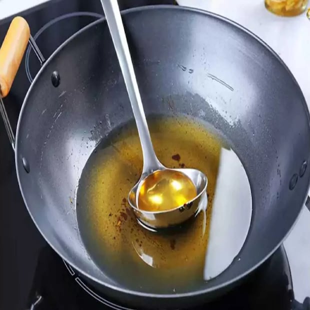 কিন্তু একবার ব্যবহৃত তেল, পুনরায় গরম করে, তা দিয়ে রান্না করা এবং সেই খাবার পেটে যাওয়া বিষপানেরই সমান বলে মত বিশেষজ্ঞদের। একবার ব্যবহৃত তেল, দ্বিতীয় বার গরম করলে তা থেকে অ্যাকরিলেমাইডের (Acrylamide) মতো বিষাক্ত রাসায়নিক বের হয়, যা থেকে ডিমেন্সিয়া, অ্যালজাইমার্স এমন পারকিনসন্সও হতে পারে। ঝুঁকি থাকে ক্যানসার হওয়ারও। 