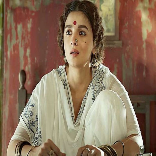 বলিউড সূত্রে খবর, আলিয়া ভাট দশম শ্রেণিতে ৭১ শতাংশ নম্বর নিয়ে পাশ করেছিলেন। কিন্তু দ্বাদশ শ্রেণির পড়াশোনা শেষ করতে পারেননি তিনি। পরে আর পড়াশোনা চালাননি আলিয়া।