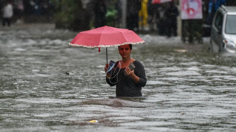 ৬ জুলাই এর আপডেট অনুযায়ী, আবহাওয়া দফতরের রিপোর্ট বলছে দক্ষিণ ভারতের কিছু অংশে ভারী থেকে অতি ভারী বৃষ্টিপাত চলবে আগামী দুই দিন। তারপরে ধীরে ধীরে হ্রাস পেতে পারে বৃষ্টির গতি।