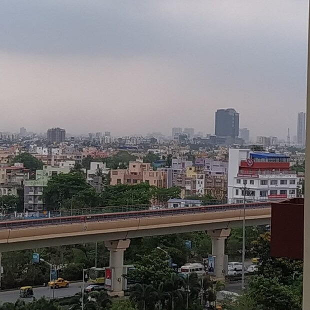  দক্ষিণবঙ্গে বিক্ষিপ্তভাবে হালকা থেকে মাঝারি বৃষ্টি চলবে। আজ, বৃহস্পতিবার থেকে বৃষ্টির পরিমাণ ও তাপমাত্রা কিছুটা কমতে পারে। তবে বজায় থাকবে আর্দ্রতাজনিত অস্বস্তি। 