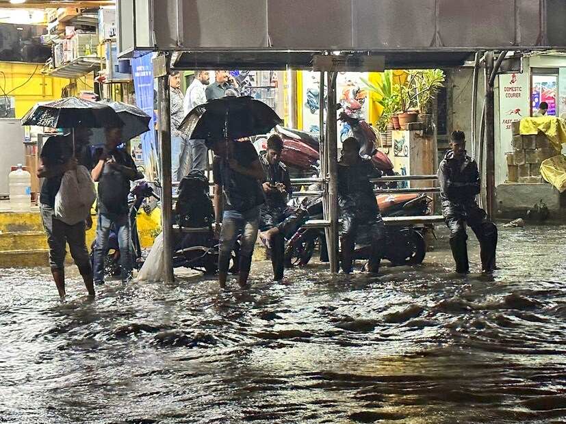 হলুদ সতর্কতা আবহাওয়া সম্পর্কিত বিপদের প্রথম অ্যালার্ট হিসাবে বিবেচিত হয়। যখনই আবহাওয়া অধিদফতর হলুদ সতর্কতা জারি করে, তখনই সতর্ক হতে বলে। এমন পরিস্থিতিতে আপনার এলাকার আবহাওয়ার দিকে নজর রাখতে হবে।