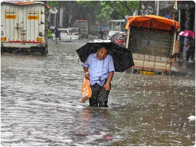 এমতাবস্থায়, অনেকের মনেই নিশ্চয়ই প্রশ্ন জাগে, কোন পরিস্থিতিতে কী ধরনের সতর্কতা জারি করা হয়? তাই সবার আগে জেনে নিন বিভিন্ন রঙের সতর্কতার অর্থ কী। জানিয়ে রাখি যে মৌসম ভবন প্রতি ঋতু অনুসারে তিনটি সতর্কতা জারি করে। লাল, কমলা এবং হলুদ সতর্কতা। এগুলি ছাড়াও, একটি গুরুতর সতর্কতা রয়েছে। (ফটো: এপি)