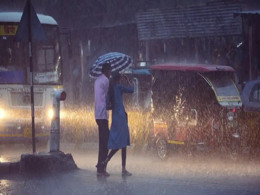 আবহাওয়া আরও একটু খারাপ হলে কমলা সতর্কতা জারি করে আবহাওয়া দফতর। অরেঞ্জ অ্যালার্ট জারি করার উদ্দেশ্য হল এখন শুধু আবহাওয়ার দিকে নজর রাখতে হবে না বরং এখানে-ওখানে যাওয়া এড়িয়ে চলাই উচিত এই এলাকায় এবং একান্তই যাওয়ার প্রয়োজন হলে সেক্ষেত্রে বাড়তি সতর্কতা অবলম্বন করা উচিত। (ছবি পিটিআই)