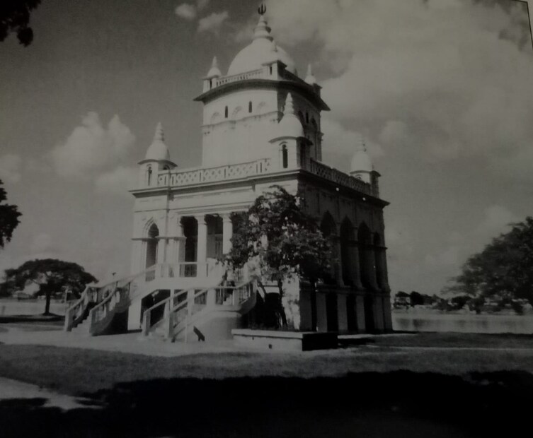 মহাপ্রস্থানের তিন দিন আগে তিনি প্রেমানন্দজিকে মঠের একটি বিশেষ স্থানের দিকে ইঙ্গিত করে বলেছিলেন, সেখানে তাঁর মৃতদেহ দাহ করা উচিত। এখন সেই জায়গাতেই বিবেকানন্দ মন্দির তৈরি করা হয়েছে। 