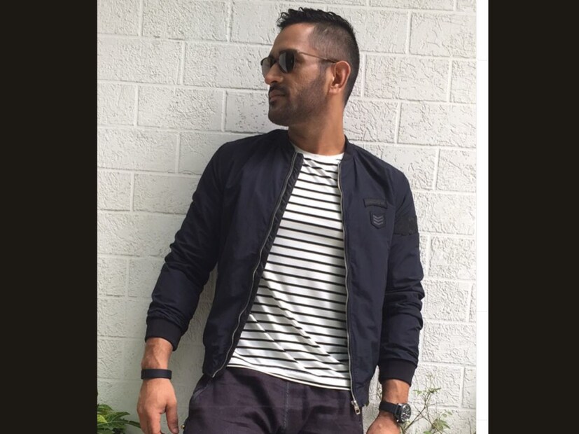 ধোনির দেখা না পেয়ে আপাতত তাঁর ফার্মহাউসের বাইরে অপেক্ষা করবেন বলে ঠিক করেছেন লাবণ্য। এতদূর থেকে এসেছেন! একবার ধোনির দেখা না পেলে তিনি ফিরবেন না।