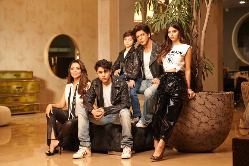 কিং খান এককথায় 'ফ্যামিলি ম্যান'! মাঝেমধ্যেই স্ত্রী গৌরী, আরিয়ান, সুহানা আর আব্রামের সঙ্গে গ্রুপ ফোটোসেশন করেন শাহরুখ। 'মন্নত'-এর নানা দেওয়ালে শোভা পায় ছবিগুলো। এই ছবিটি গতবছর তোলা