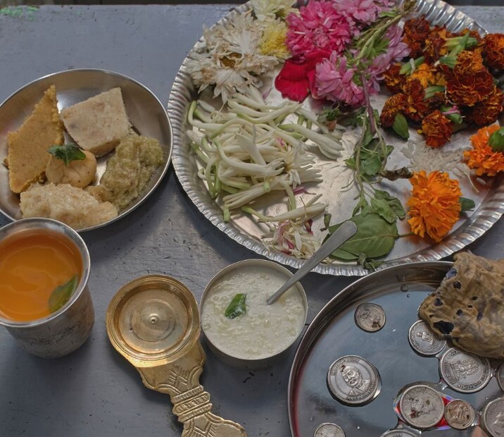 প্রসাদ: পূজার প্রসাদ হাত থেকে পড়ে যাওয়া অশুভ লক্ষণ। পুরাণ বলে যে, প্রসাদ পড়ে গেলে ভগবান আপনার উপর ক্রুদ্ধ হন। তাই ভগবানের ক্রোধ এড়াতে প্রসাদ না ফেলে চোখ বন্ধ করে খাওয়া উচিত। যদি এমন ভুল হয়ে থাকে, তবে অবিলম্বে ঈশ্বরের কাছে ক্ষমা চাওয়া উচিত।